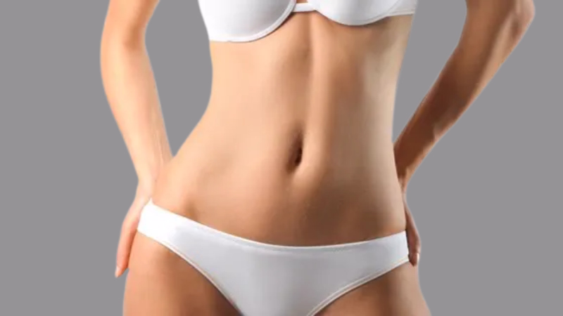 Resultado de abdominoplastia mostrando abdomen plano y cicatriz oculta bajo ropa interior