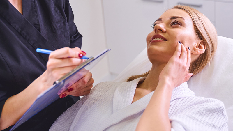 Especialista evaluando rostro de paciente antes de aplicar toxina botulínica