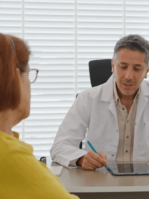 Doctor recibiendo consultas de pacientes