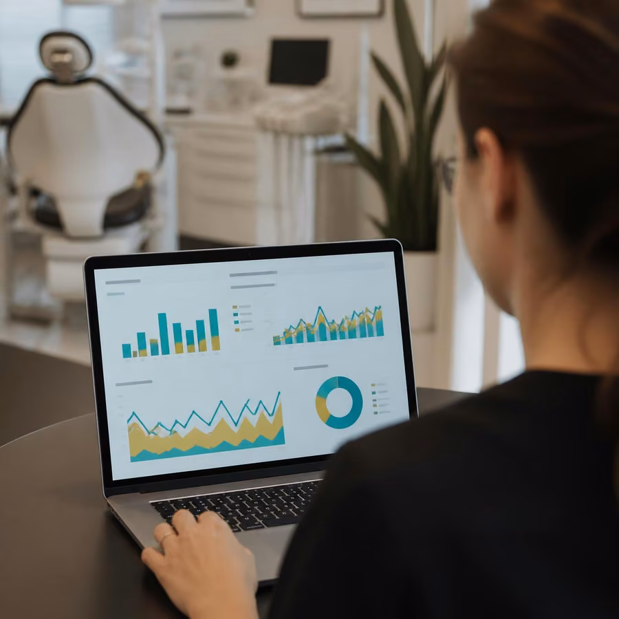 Analista revisando un dashboard con gráficas de resultados de marketing digital para un consultorio médico