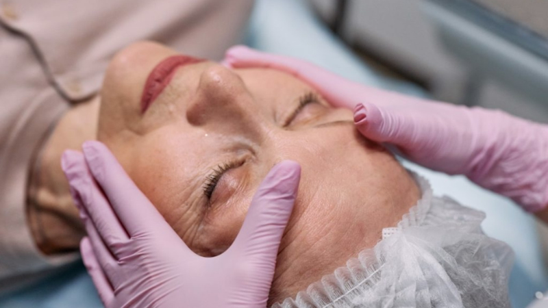 Especialista aplicando tratamiento de rejuvenecimiento facial en consultorio médico certificado