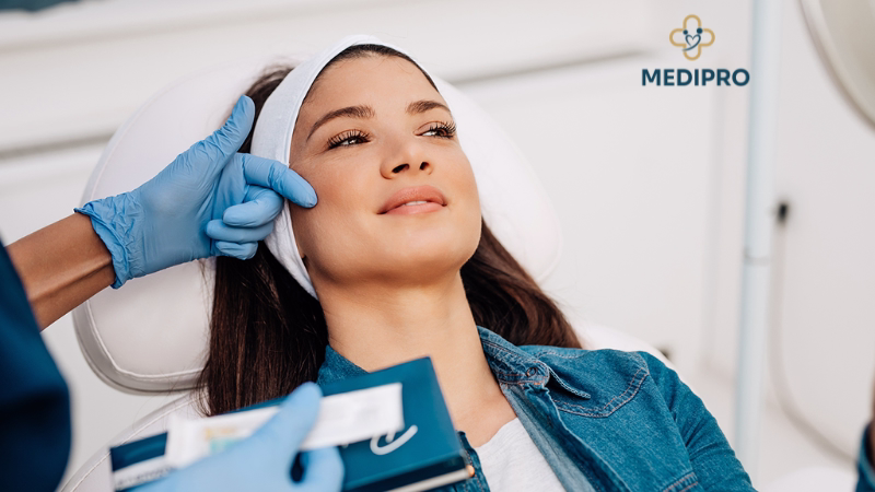 Especialista certificado verificando resultado de rellenos faciales con paciente