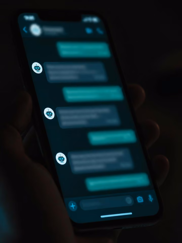 Pantalla de smartphone mostrando una conversación de WhatsApp atendida por el asistente de IA de MediNova