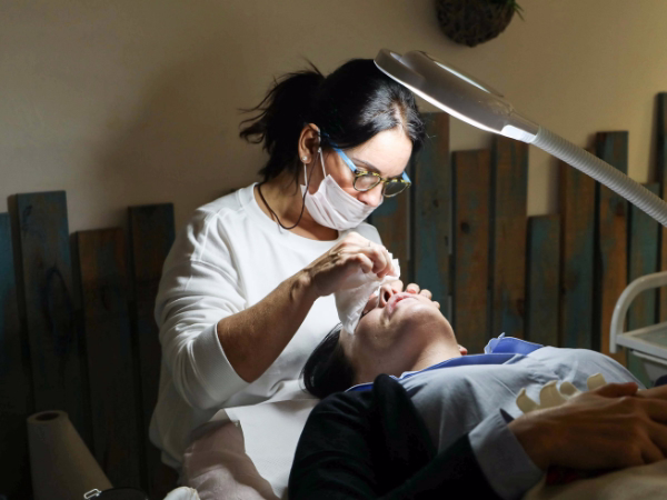 Procedimiento de microneedling con PRP para reducción de cicatrices de acné